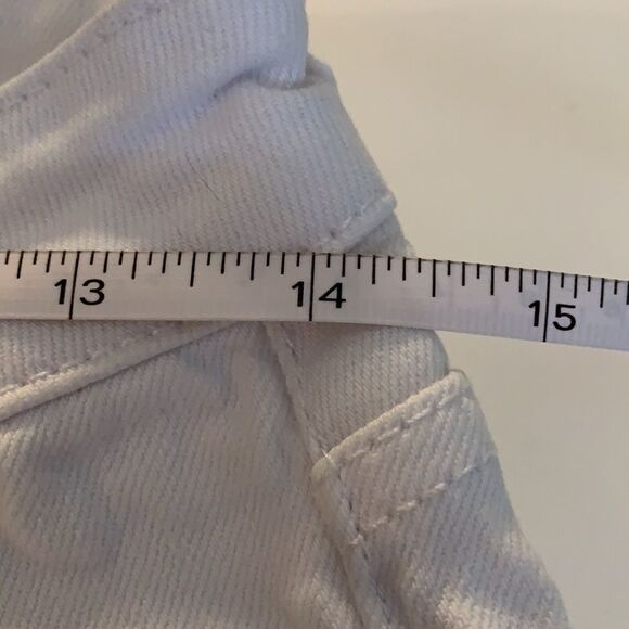 𝅺KUT from the Kloth white denim. Mid rise. Five pockets. - Picture 9 of 11